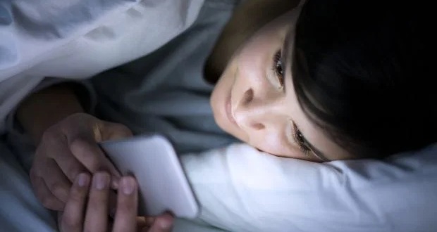 استفاده از گوشی هوشمند در هنگام خواب به آن بدی که فکر می‌کنید نیست!