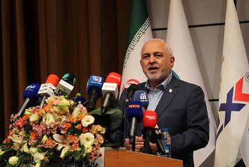 شعرخوانی ظریف کار دستش داد/ کدام بیت حافظ اشتباه خوانده شد؟