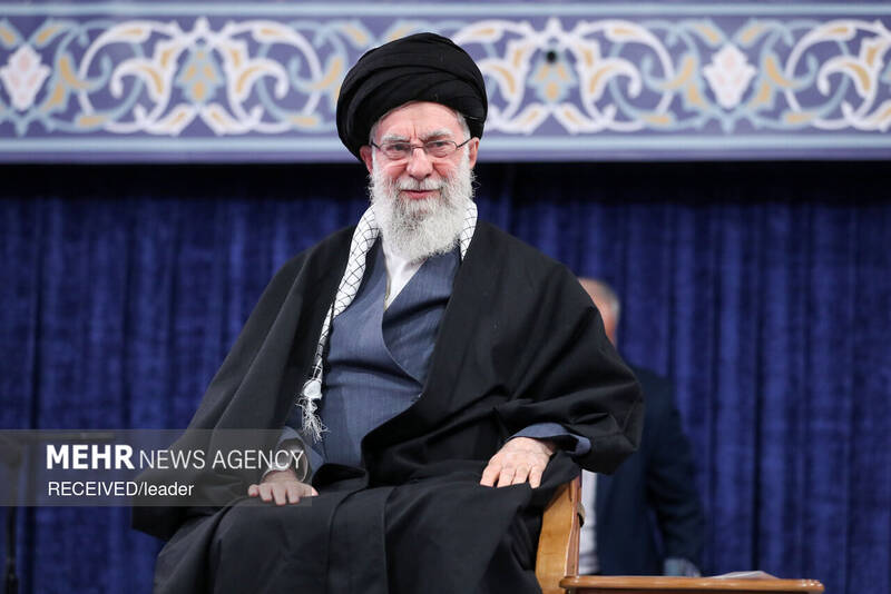 شبکه ۱۴ اسرائیل: در ایران همه گوش به فرمان رهبر هستند