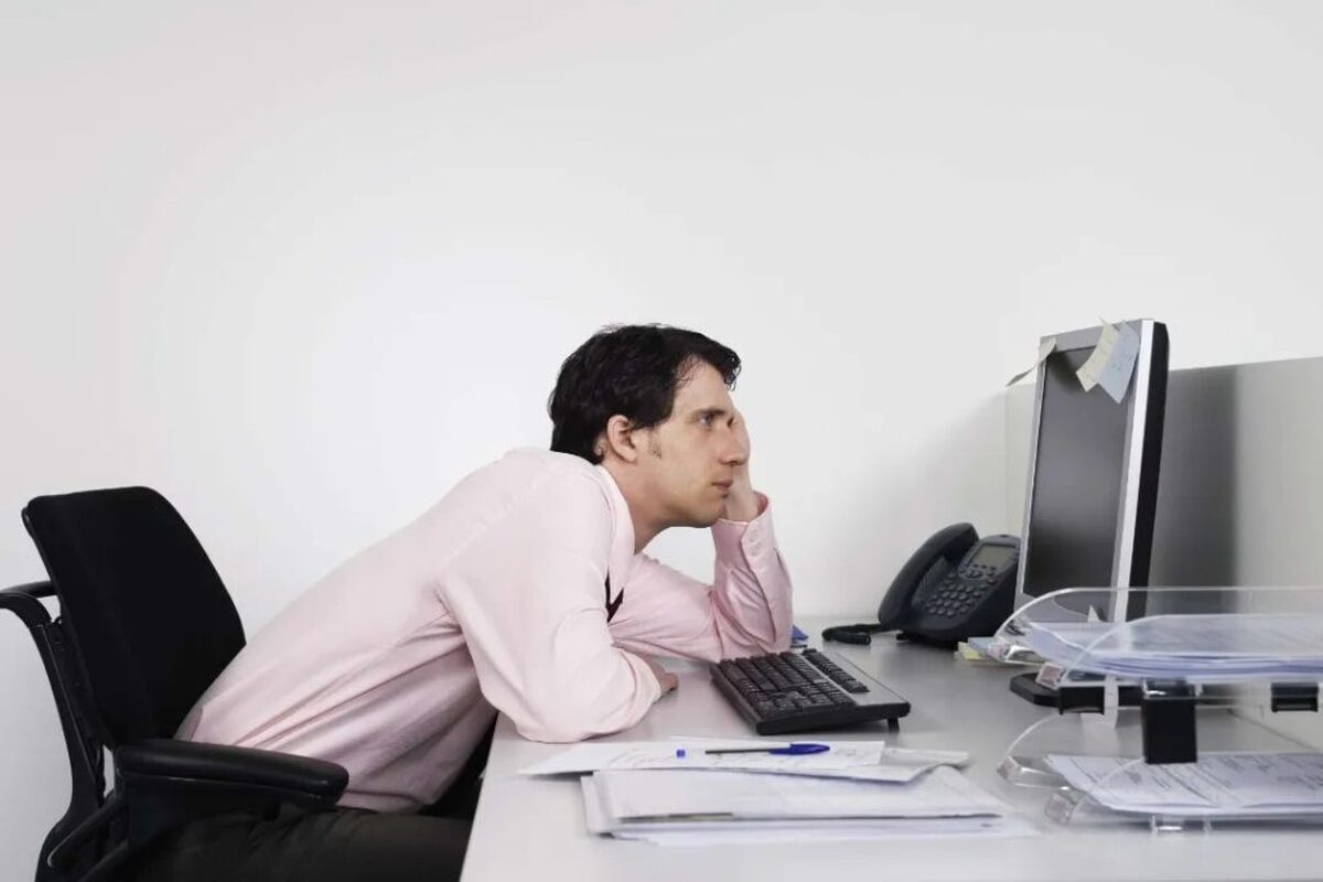 این طرز نشستن باعث کوتاه شدن و گرفتگی عضلات پشت پا می‌شود