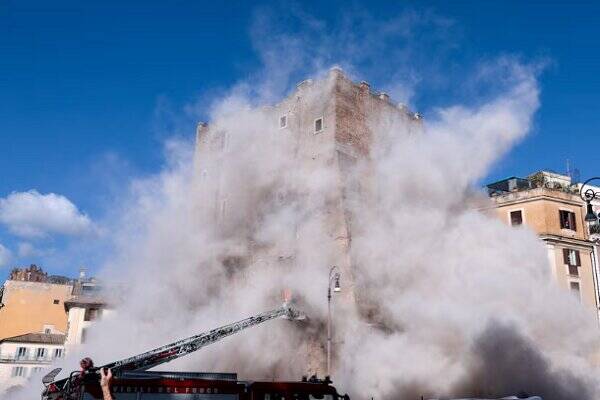 فرو ریختن بخشی از برج قرون وسطایی در مرکز رم ایتالیا+ فیلم