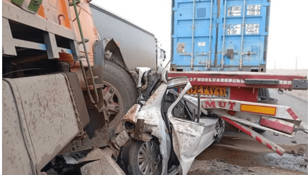 وقوع تصادف زنجیره‌ای در جاده کرمان - یزد به دلیل طوفان شن