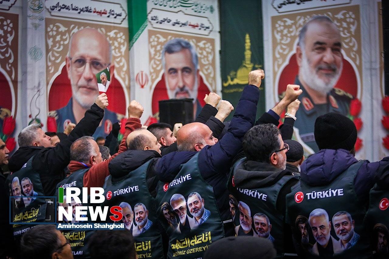 حضور پزشکیان و اژه‌ای در مراسم بزرگداشت سردار سلیمانی/ وزیر پزشکیان همنشین سردار قاآنی شد +تصاویر