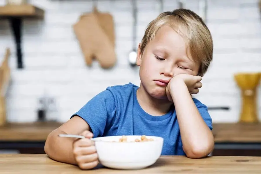 فهرست مواد غذایی ممنوعه برای کودکان؛ از عسل خام تا نوشابه‌های انرژی‌زا