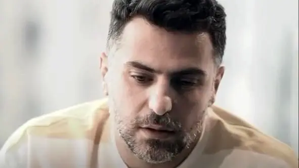 شعر خوانی احساسی و تلخ علی ضیا برای مخاطب خاص/ شکست عشقی اینجوری اشکتو درمیاره، خدا نصیب گرگ بیایون نکنه/ بعد 100 سال اگر از سر قبرم گذری...