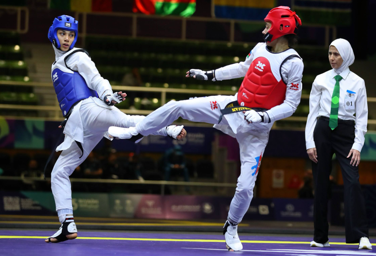 احترام نظامی ساینا کریمی و مربی‌اش به پرچم ایران + فیلم