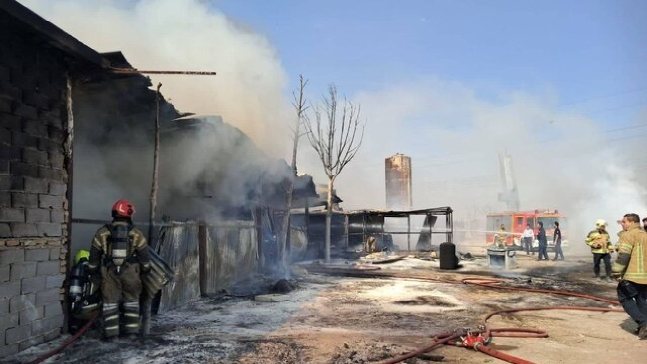 آتش‌سوزی گسترده یک گاراژ چوب‌بری در بزرگراه آزادگان/ مهار حریق بدون تلفات جانی