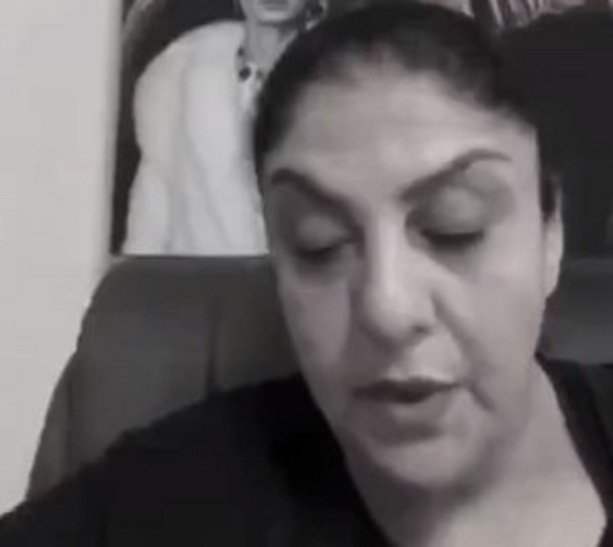 ببینید| زن سلطنت طلب از ترس قانون مجبور به عذرخواهی شد