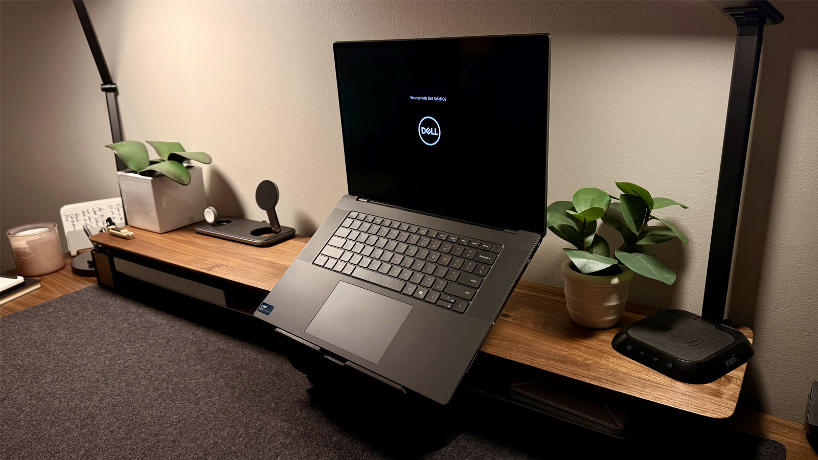 چطور لپ‌ تاپ را به یک ورک‌ استیشن کامل تبدیل کنیم؟ (ترفندهای ارزان و بدون تجهیزات مخصوص)