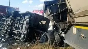 اولین تصاویر از برخورد کامیون فوتون و تریلر اف در جاده قدیم قزوین رشت/ ویدئو