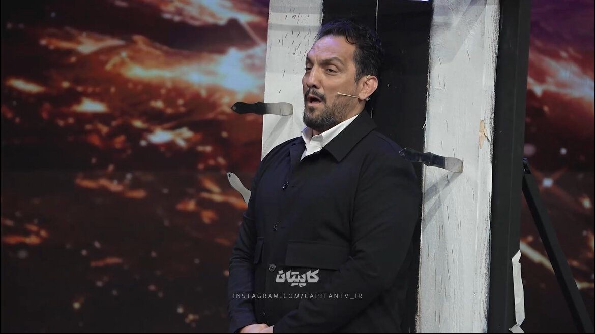 پرتاب چاقو به سمت پژمان درستکار + ویدئو | اجرای دلهره‌آور روی صحنه کاپیتان را ببینید