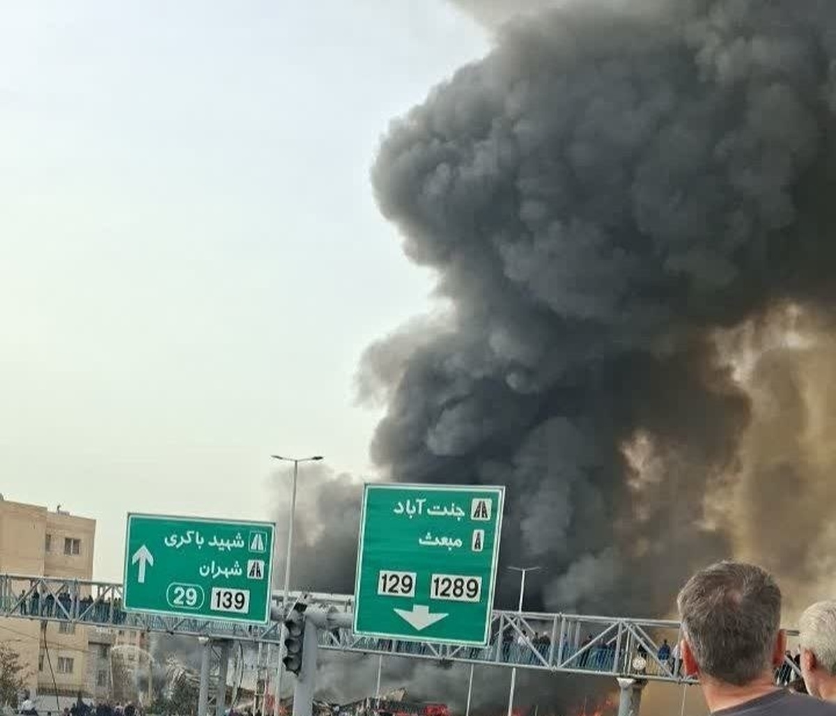 آتش سوزی در بازار جنت آباد تهران (+عکس و فیلم) / آتش در سوله 2 هزار متری / آتش نشانی:  حریق، گسترده است