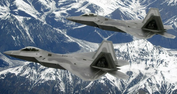 خلبانان جنگنده هنگام پرواز بر فراز آلاسکا در زمستان، کار غیرمنتظره‌ای انجام می‌دهند