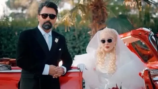 استایل جدید آرام جعفری در کنار درخت کریسمس + تصویر بعد عروسی باشکوهش