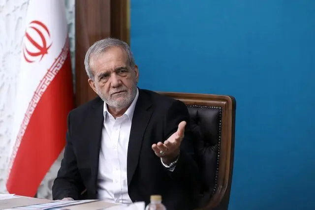 پزشکیان به نشانۀ اعتراض گرمایش سالن و روشن بودن بخاری، کتش را درآورد/ ویدئو