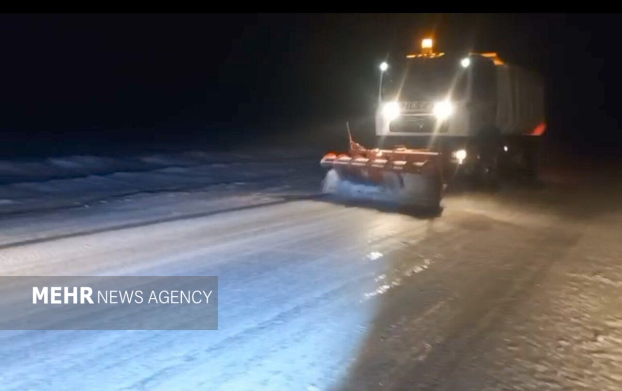 تلاش راهداران سقز برای برفروبی محورهای مواصلاتی